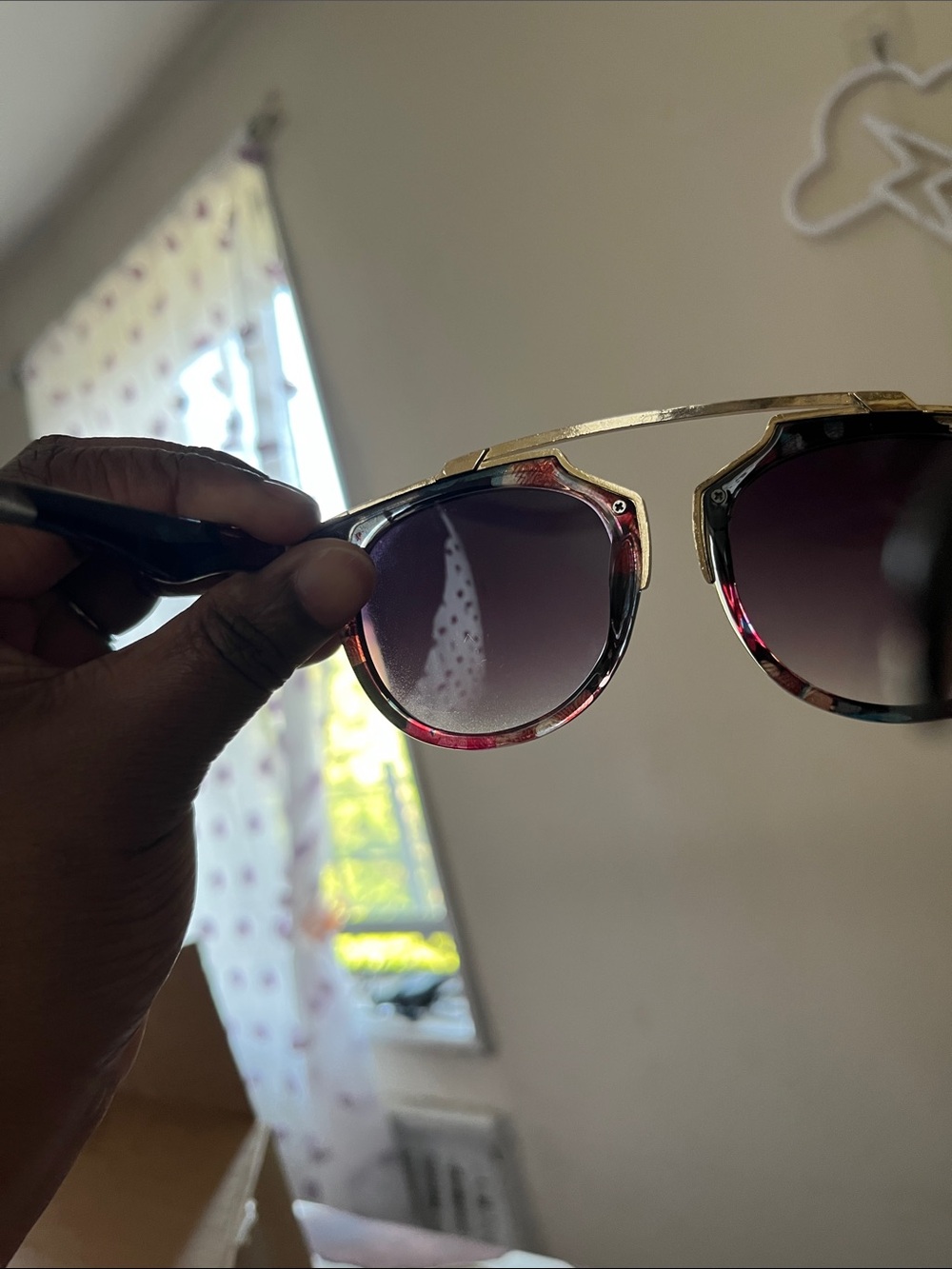 Modern Geometric Round Sunglasses with Gold Accents - Picture 3 of 4